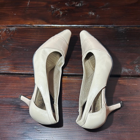 Life Stride Cream Textured Heels for Formal Elegance - Picture 6 of 9